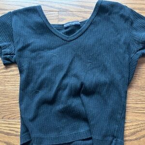 Brandy Melville ribbed V neck crop top tee 🖤